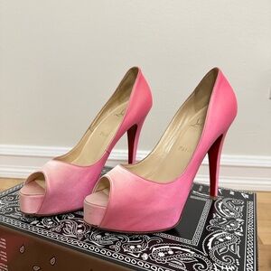 Christian Louboutin
Pink Satin New Very Prive Heels